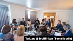 Activistas y artistas cubanos reunidos con el secretario de Estado de Estados Unidos, Antony Blinken, durante la Cumbre de las Américas en Los Angeles, el 7 de junio de 2022. (Twitter/Departamento de Estado).