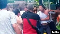 Oficialistas agredieron de forma salvaje a Juan Guaidó durante visita en Cojedes. (Foto: Twitter/@DiarioTalCual)