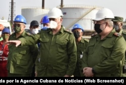 Miguel Díaz-Canel (centro) en la Empresa Cubana de Gas S.A. junto al Primer Ministro, Manuel Marrero Cruz (der.)