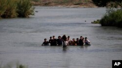 Migrantes cruzan el río Bravo hacia EEUU en Eagle Pass, Texas, el viernes 20 de mayo de 2022. (AP Foto/Darío López-Mills)