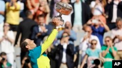 Rafael Nadal levanta el trofeo tras ganar otra vez el Abierto de Francia. (AP Foto/Jean-Francois Badias)
