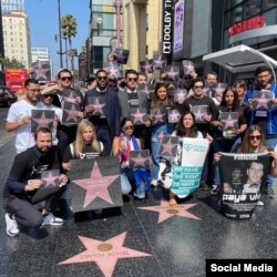 Activistas colocan estrellas con los nombres de los presos políticos cubanos en el Paseo de las Estrellas de Hollywood, en Los Angeles, donde se realiza la IX Combre de las Américas. (Facebook/Rosa María Payá)
