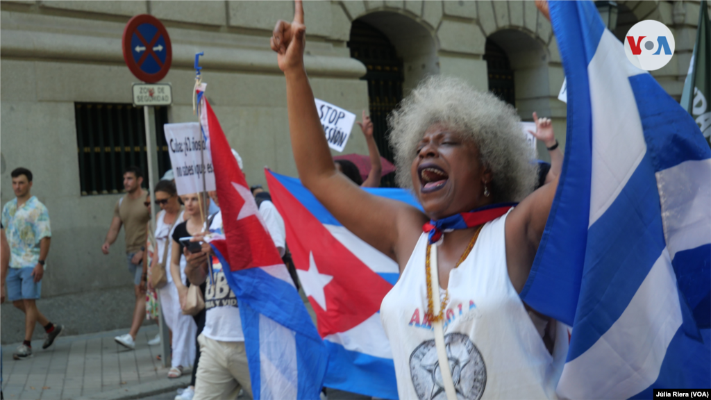 Yaumara Oviedo, originaria de La Habana y residente en Madrid desde hace 20 años, dice que vive la conmemoración del 11J &quot;esperanzada&quot; y &quot;con ganas de que suceda algo en Cuba&quot;.