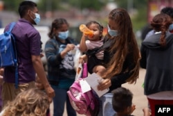 Una familia de migrantes arriba a Eagle Pass, Texas, en la frontera sur de EEUU, el 22 de mayo de 2022. (Allison dinner / AFP)