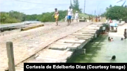 Bañistas atraviesan el Puente de Guanabo.