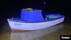 El bote pesquero en el que navegaba el grupo de 22 cubanos interceptados en Smathers Beach, Cayo Hueso. (Foto: USCG)