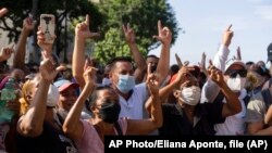 Manifestantes protestan contra el gobierno de Miguel Díaz-Canel en La Habana, el 11 de julio de 2021. (AP/Eliana Aponte/File)