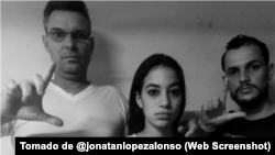 Familiares de Andy García Lorenzo, preso por manifestarse el 11 de julio en Santa Clara. De izq. a der. Pedro López, Roxana García y Jonatan López.