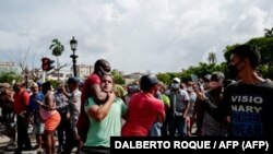 Agentes de civil detuvieron a manifestantes en las protestas del 11 de julio en La Habana. (Adalberto Roque /AFP).