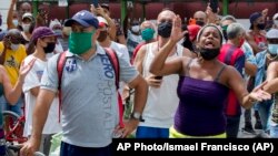 Muchas mujeres se sumaron a las protestas antigubernamentes en decenas de ciudades del país, como esta señora que protestó en La Habana el domingo 11 de julio.