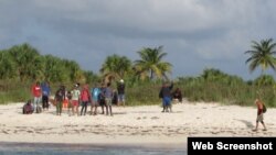 Migrantes cubanos esperan rescate de guardacostas en Cayo Sal, Bahamas