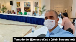 Yoandy Riverón posa durante un evento celebrado en abril de 2022, en el Hotel Meliá Varadero, sobre pequeñas y medianas empresas. 