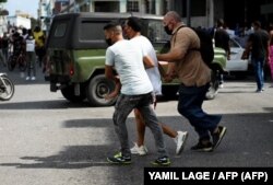 Agentes de civil detuvieron a manifestantes en las protestas del 11 de julio en La Habana.
