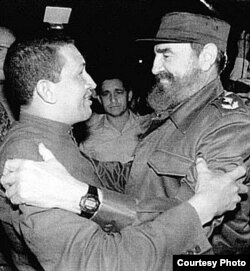Hugo Chavez y Fidel Castro en La Habana, Cuba en 1994.