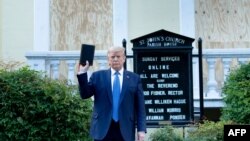 Donald Trump con una Biblia frente a la Iglesia Episcopal de San Juan en DC.