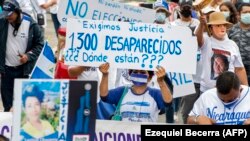 Ciudadano de Nicaragua en Costa Rica exige respuestas al régimen de Ortega, el 18 de abril de 2021 (Ezequiel Becerra / AFP).
