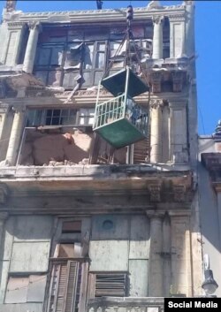 Otra foto del derrumbe parcial del edificio habanero, publicada por Sonia López en su cuenta de Facebook.