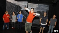 El actor cubano Sándor Menéndez ha recomenzado su vida "desde cero" en Chicago en busca de "un mundo nuevo" después de abandonar el Teatro Buendía de Cuba en julio durante la primera visita que realizó a Estados Unidos