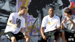 Los jugadores de Los Angeles Lakers, el pívot Pau Gasol (i) y el escolta Kobe Bryant (c), acompañados por el base del Regal Barcelona Ricky Rubio, durante el espectáculo de baloncesto "Shot Faster".