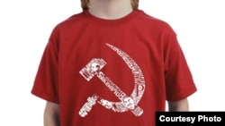 Camiseta en venta en Walmart con hoz y martillo