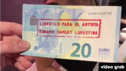 Billete de 20 euros exige la libertad de Hamlet Lavastida, acuñado durante la Feria ARCOMadrid.