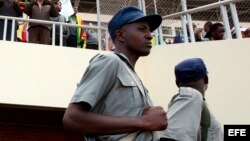 Fotografía de archivo de policías zimbabuenses.
