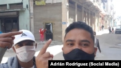 Maykel Osorbo y Esteban Rodríguez visitan la sede del Movimiento San Isidro