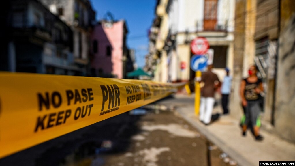 Una calle de La Habana cerrada por COVID-19. (YAMIL LAGE / AFP)