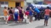 Vecinos de Santiago de las Vegas, en Boyeros hacen cola frente a una pipa de agua. (Archivo)