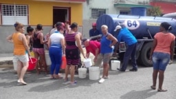 Vecinos de Santiago de las Vegas, en Boyeros hacen cola frente a una pipa de agua. (Archivo)