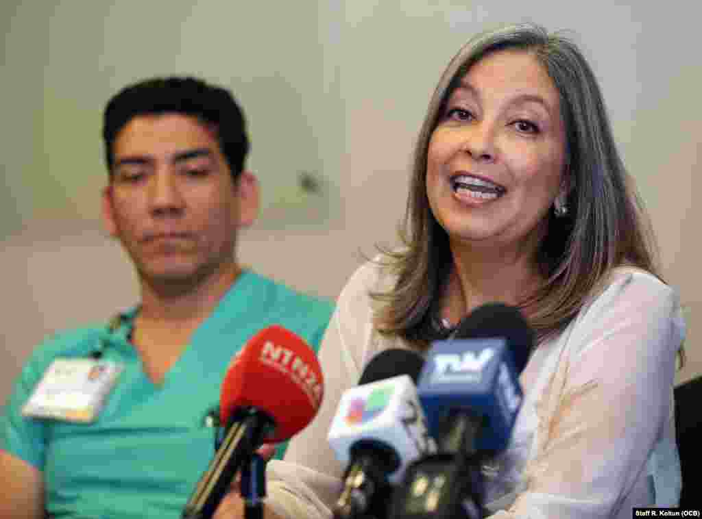 De izq. a der., el Dr. Luis de la Cruz, y Lesly Simon, del equipo de logística, durante la conferencia de prensa de la Organización VAMA, Venezuelan American Medical Association, donde brindaron un informe sobre la gira de los médicos venezolanos en el buque Comfort.