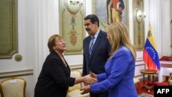 Michelle Bachelet recibida por Nicolás Maduro y Cilia Flores en el Palacio Presidencial de Miraflores el 21 de junio de 2019. AFP/ YURI CORTEZ