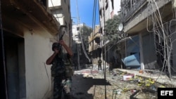 Soldados sirios durante un patrullaje en un área de Damasco (Siria).