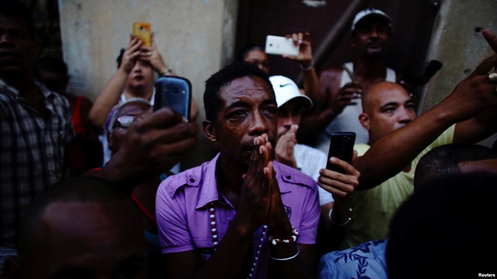 Un creyente en la procesión de la Virgen de la Caridad del Cobre, en La Habana. REUTERS/Alexandre Meneghini