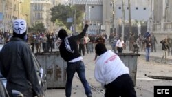 Manifestantes se enfrentan a las fuerzas de seguridad durante una protesta coincidiendo con el segundo aniversario de la revolución que derrocó a Hosni Mubarak, en El Cairo, Egipto. Archivo.