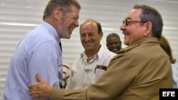 Ian Delaney saluda efusivamente a Raúl Castro durante una de sus visitas a Cuba.