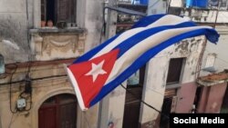 La bandera cubana flota en la calle Damas 955, en La Habana Vieja, sede del Movimiento San Isidro. (Facebook/Anamely Ramos)