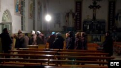 Varias personas abandonan una iglesia en la ciudad china de Zhangjiakou, provincia de Hebei, China.