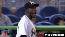 Hechavarría reacciona tras sacar "out" en 1B a Hundley.