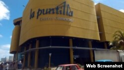 Centro comercial La Puntilla, donde se originó el escándalo de las 15 mil manzanas. 