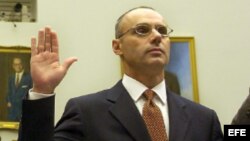Rob Manfred cuando juraba ante el Comité de Reforma Gubernamental, el jueves 17 marzo de 2005, en Capitol Hill, Washington.
