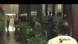 Bandera cubana es colocada en el lobby del Departamento de Estado