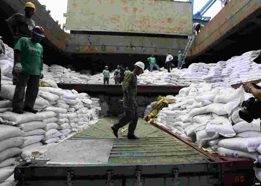 Un grupo de trabajadores desvela varios contenedores ocultos entre sacos de azúcar y que presumiblemente contienen material bélico, dentro del barco norcoreano Chong Chon Gang hoy, martes 16 de julio de 2013, en el muelle de Manzanillo en Colón (Panamá).