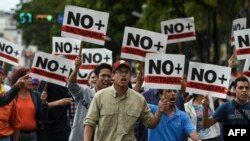 Manifestantes protestan contra el régimen de Nicolás Maduro en Caracas.
