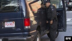 Un policía de Boston registra una furgoneta este martes en la calle Newbury cerca del lugar de las dos explosiones.