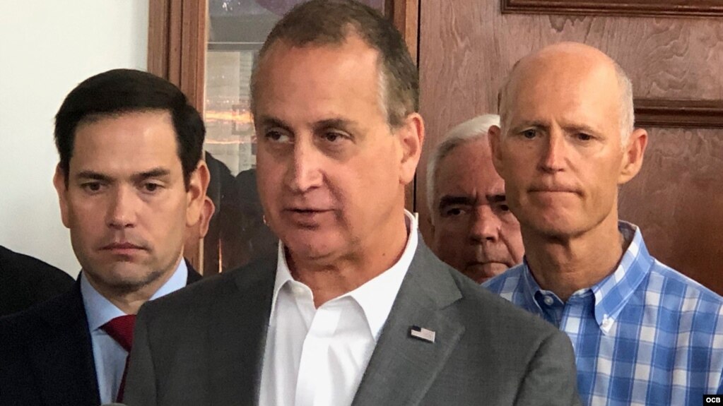 El congresista Mario Díaz-Balart (centro), junto a los senadores Marco Rubio (izq.) y Rick Scott