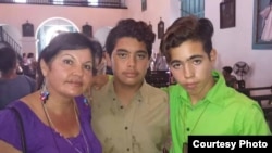 La periodista independiente Bárbara Viera, junto a sus dos hijos.