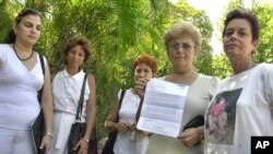 Un grupo de Damas de Blanco leen una carta al canciller argentino Rafael A. Bielsa. AP Photo/Christobal Herrera