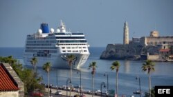 El Crucero Adonia pasa frente al Morro habanero. La nueva política del presidente Trump no afecta mucho a estos viajes, que se calcula dejarán más de 60 millones de dólares a Cuba entre 2017 y 2019.