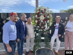 Ofrenda de eurodiputados y legisladores en el Memorial Cubano